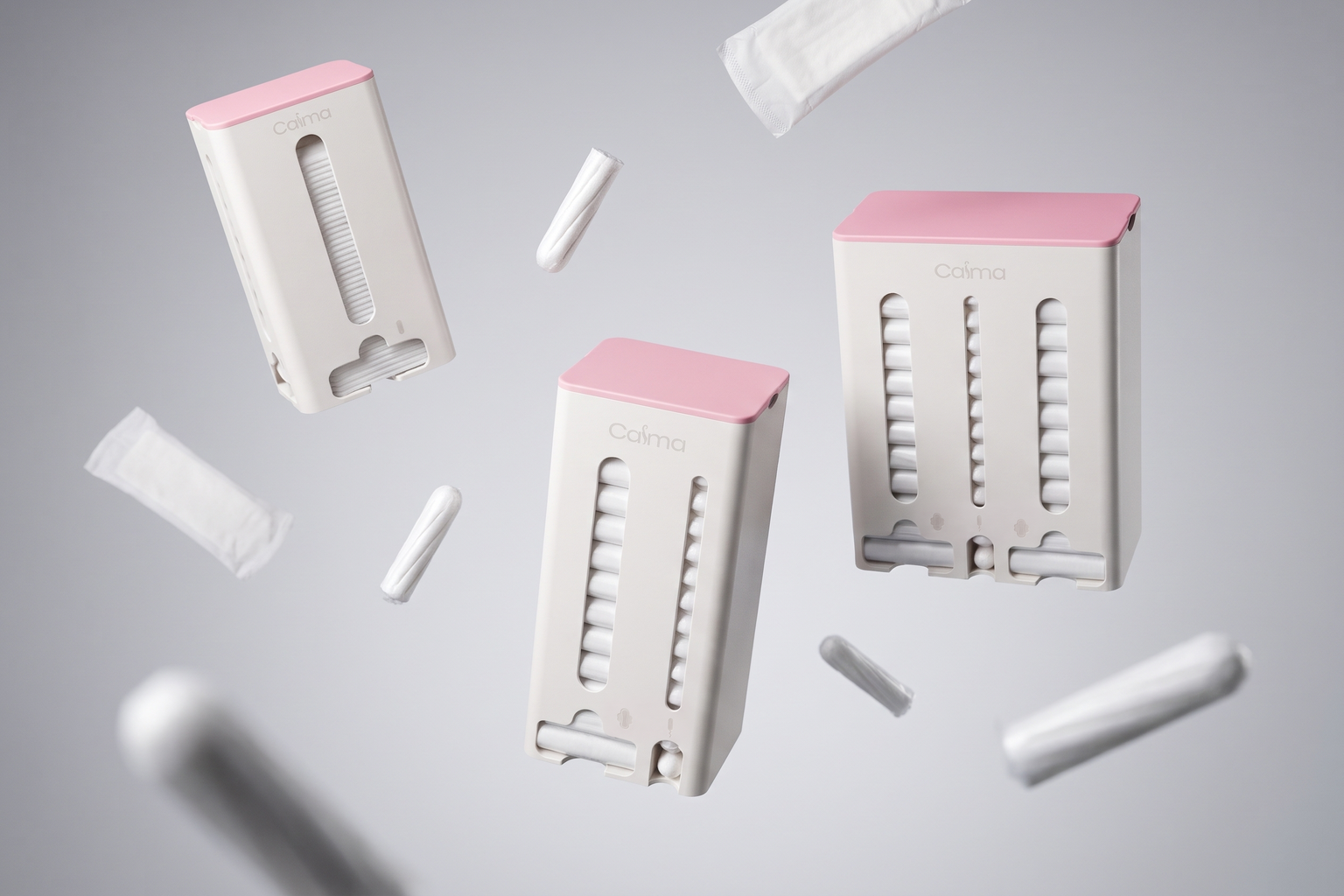 De drie CALMA dispensers Mini, Essentials en Max zwevend, met losse tampons en inlegkruisjes